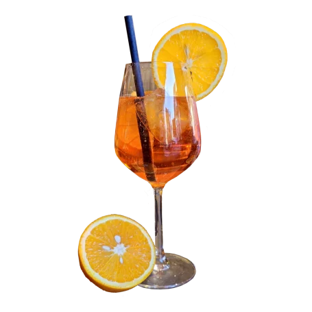 Aperol Spritz Aperol Spritz im Glas mit Eis und Orangenscheibe.