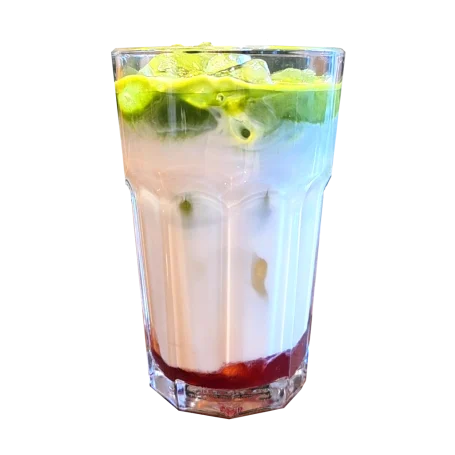 Iced Matcha Latte mit Erdbeersirup Eiskalter Matcha Latte mit Erdbeersirup im Glas.