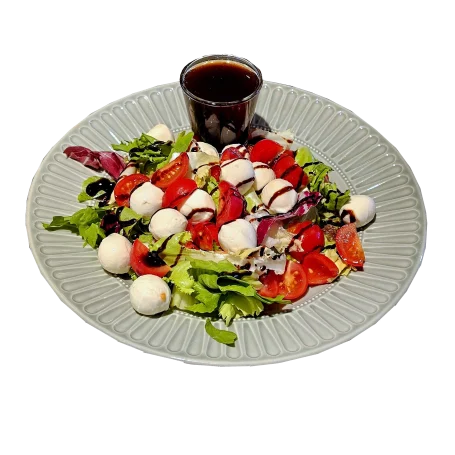 Tomate-Mozzarella-Salat Salat aus Tomaten, Mozzarella und frischem Rucola.